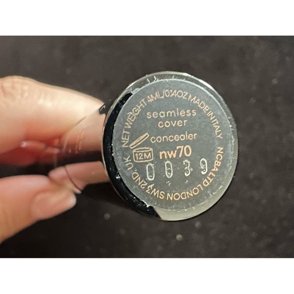 Code 8 Seamless Cover Concealer in NW70 - Picture 4 of 4